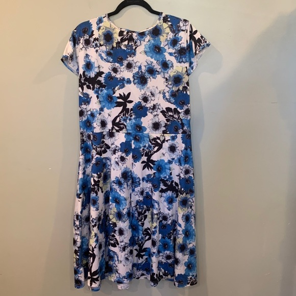 Haute Edition Blue and White Flowered Short Sleeve Wrap Top Dress Women’s 1X - Picture 3 of 4